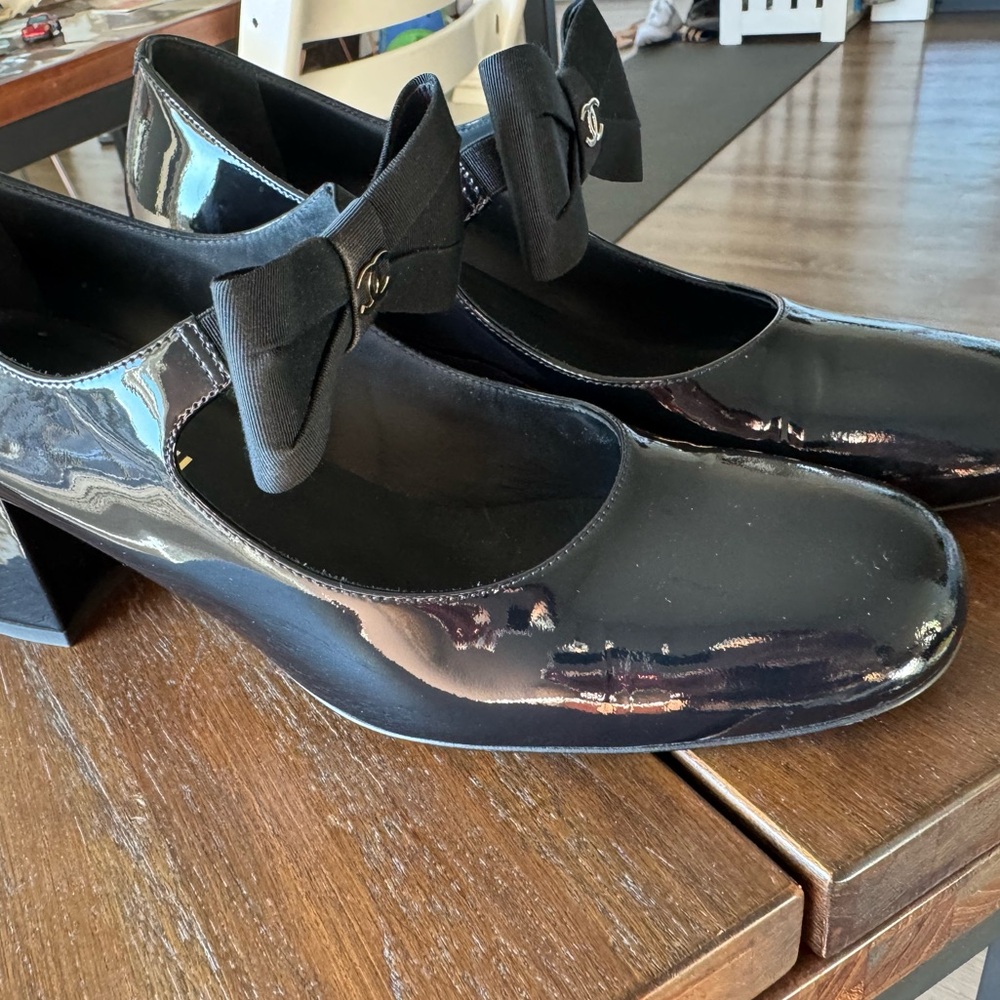 CHANEL Black Mary Jane Heels, size 41, patent leather with CC bows